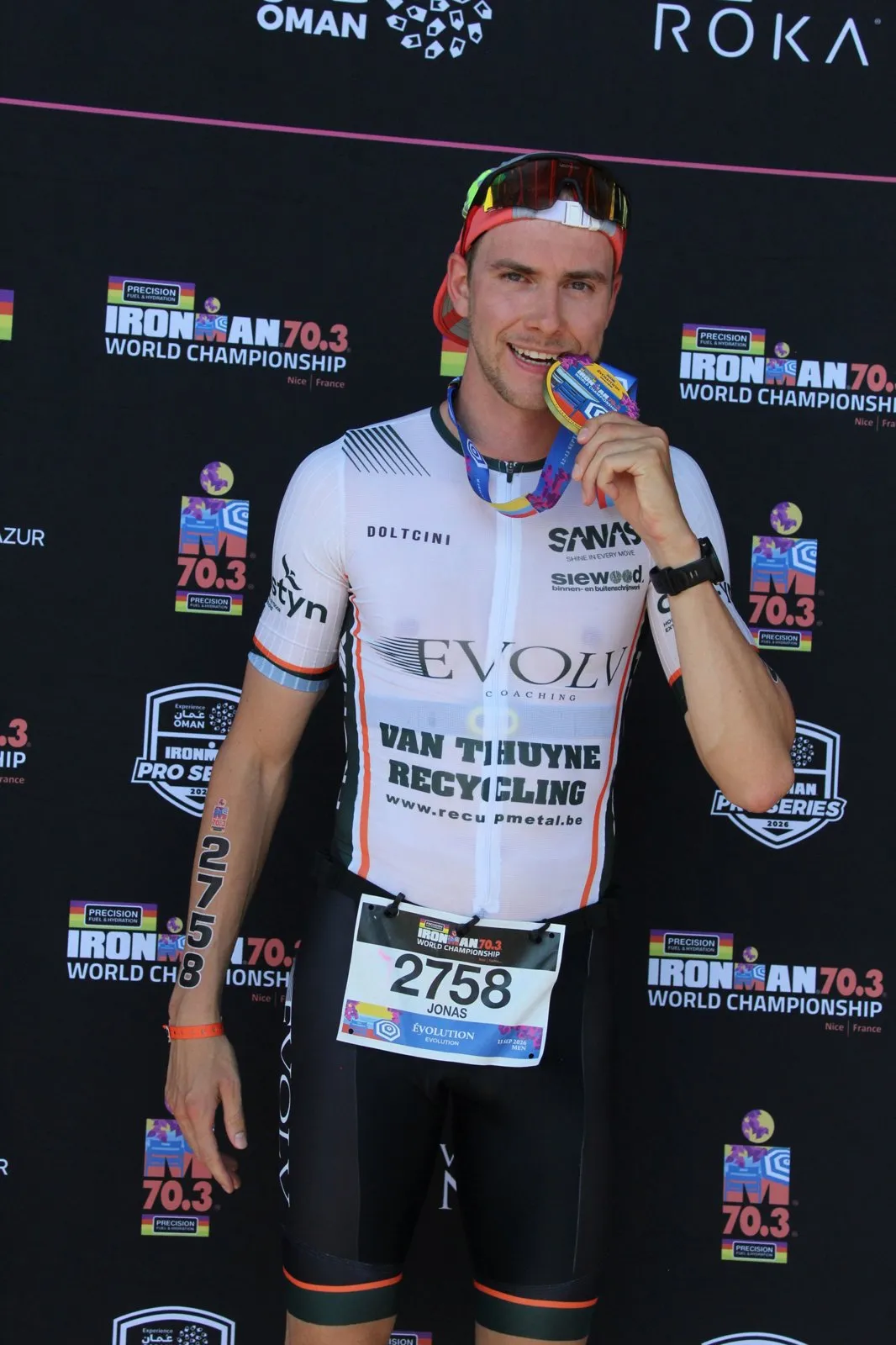 Jonas met zijn finishersmedaille van het WK Ironman 70.3 in Nice
