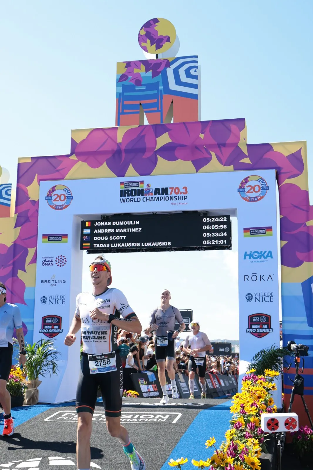 Jonas onder de finishboog van het WK Ironman 70.3 in Nice, met zijn tijd van 5:24:22 op het scorebord
