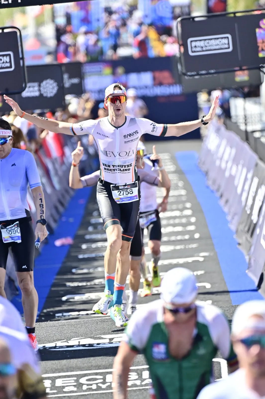 Jonas met gespreide armen in de finishstraat van het WK Ironman 70.3 in Nice
