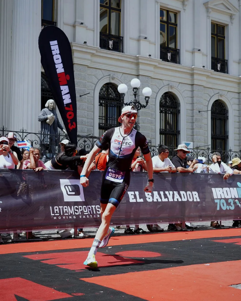Jonas op het loopparcours van de Ironman 70.3 El Salvador