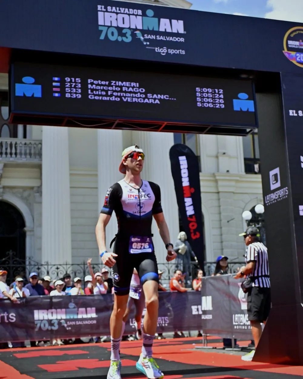 Jonas komt over de finish van de Ironman 70.3 El Salvador