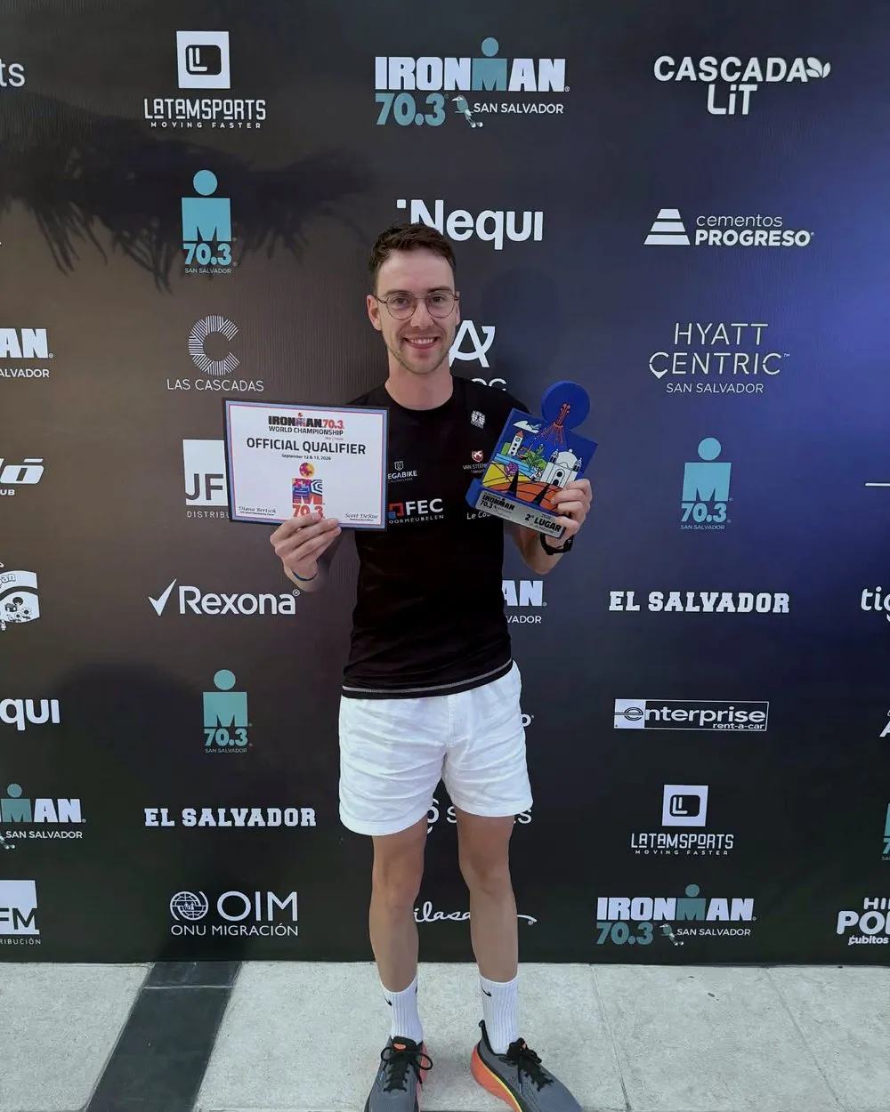 Jonas met zijn kwalificatiecertificaat voor het WK Ironman 70.3