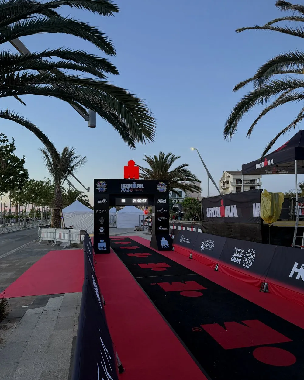 De finishboog van de Ironman 70.3 Alghero