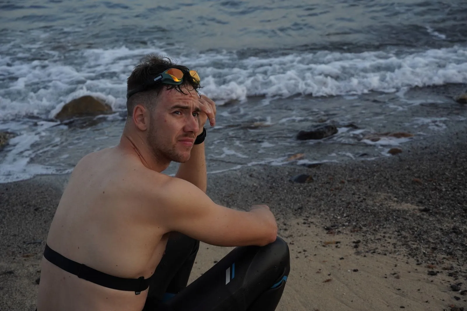 Jonas na een zwemtraining aan het water